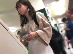 【隠撮動画】超可愛い女子大生風の美少女ギャルを逆さ撮りして攻略したパンチラ映像ｗｗｗの画像