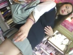 【隠撮動画】股間を舐めるような危険アングルが絶景！美少女JC中◯生のパンチラ攻略ｗｗｗの画像