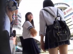 【隠撮動画】可愛い制服女子校生二人組をバス車両内で危険すぎるパンチラ隠し撮り！！の画像
