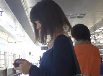 【隠撮動画】清純お嬢さん系の美少女やギャルを追跡して危ないスカート捲りパンチラ！！の画像