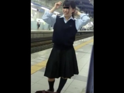 【HD隠撮動画】天然ロリ美少女二人に纏わりついて危険すぎる捲りパンチラを強行！！の画像