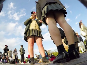 【HD隠撮動画】東京デ◯ズニーランドで修学旅行中の地方JK少女のパンチラ乱獲ｗｗｗの画像