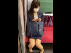 【隠撮動画】キュッと引き締まった脹脛が魅力！通勤中の素人OLのパンチラを隠し撮りｗｗｗの画像