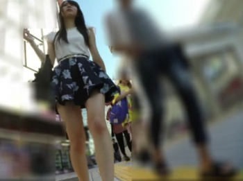 【隠撮動画】美人すぎてヤバイ！スレンダー素人ギャルのデート中にパンチラを尾行撮影ｗｗｗの画像