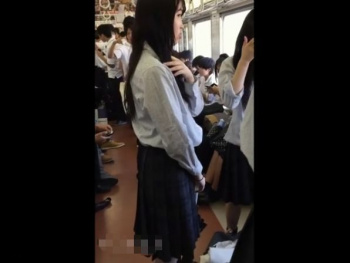 【隠撮動画】純情乙女な制服美少女の股間を逆さ撮りしてパンチラを隠し撮りとかｗｗｗの画像