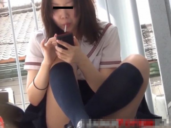 【HD隠撮動画】青春の1ページ！無防備すぎた美少女JKの股間からパンチラ堪能するｗｗｗの画像