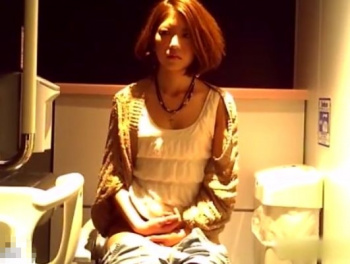 【HD隠撮動画】丸出しの股間がヤバイ！店内女子トイレを店長が盗撮した映像拡散！！の画像