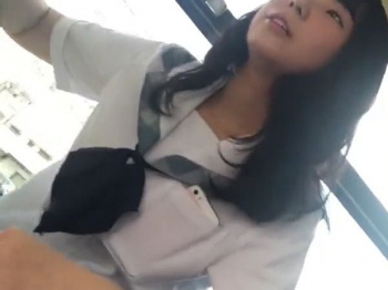【HD隠撮動画】めちゃ可愛い！天真爛漫な制服女子校生のパンチラを入念に盗撮した！の画像