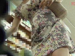 【HD隠撮動画】清楚系美人さんのパンチラがマジ最強！買い物中にパンティ盗撮済み！の画像
