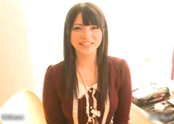【エロ動画 盗撮】 つい最近、大物格闘家とYouTubeで共演した女優のトイレ盗撮映像の画像