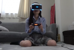 【エロ動画 素人】 VRゲームを餌に女子校生の生パンを盗撮してみましたwwの画像