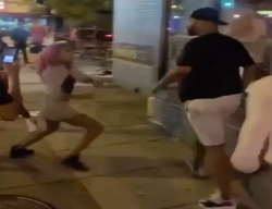 【衝撃映像】160cmギャル vs. 190cm大男の路上喧嘩。まさかのギャルが勝ってしまうの画像