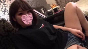 【エロ動画 素人】 スマホに夢中な女の子は柔らかいオッパイと綺麗なパイパンマ〇コでしたの画像