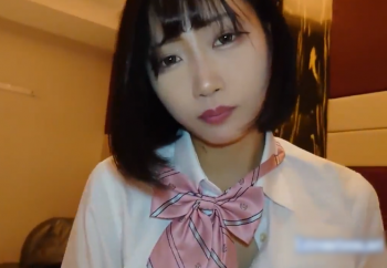 【無修正 素人 高画質】 アイドル顔のパイパン美女が制服姿でラブホハメ撮りの画像