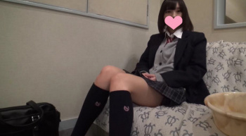 【エロ動画 素人】 歌舞伎町でナンパした大人しそうな制服美少女とハメ撮りの画像