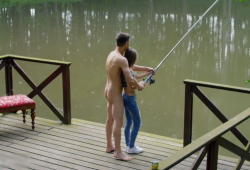 【無修正 素人】 全裸で釣りをするワイルドな青年が自慢の竿で美女を釣り上げるwwの画像