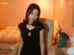 【エロ動画 素人】 例のめっちゃ可愛い美女が自慢の美巨乳でエロライブwwwの画像