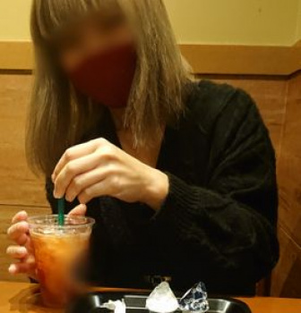 【エロ動画 個人撮影】 現役アイドルとヤレると聞いて集まって来たキモオヤジたちと乱交中出しの画像