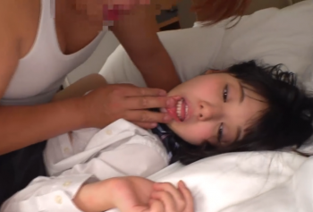 【エロ動画 素人】 白目むいてハメられる美少女がメタボオヤジに中出しされるの画像