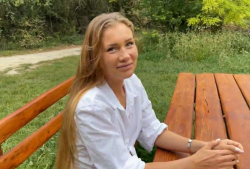【無修正 素人】 ロシアの美人女子大生、森の公園でナンパされてカーセックスさせられるの画像