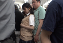 【エロ動画】 満員電車内で偶然ファーストキスをオヤジに奪われてしまった制服美少女が取った行動がこちらの画像