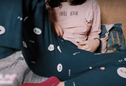 【無修正 個人撮影】 10代の若い女の子がパジャマを脱ぎ捨てバイブ付きディルドでオナニーの画像