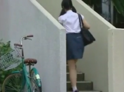 【エロ動画】 自転車で帰宅する娘、この後ハゲ親父にトイレでセクロスさせられるの画像