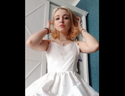 【無修正 エロ動画】 白いドレスがよく似合う!! 18歳の金髪パイパン美少女のオナニーの画像