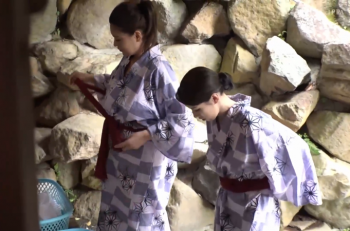 【エロ動画 素人】 温泉旅行に来た巨乳ギャル2人が男性客たちに犯されるwwの画像