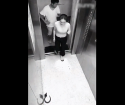 【衝撃映像 素人】 エレベーターに乗り込んできた男女!! 男の取った行動が話題にwwの画像