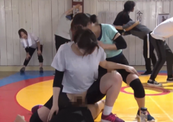 【エロ動画】 筋肉女子のキツキツマ○コによる熾烈なチ○ポの奪い合いの画像