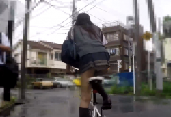 【エロ動画 素人】 チャリンコで下校中の制服女子を尾行してハメるの画像