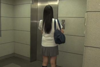 【エロ動画 レ〇プ】 自宅マンションまで跡をつけてきた男が女子校生を襲うの画像