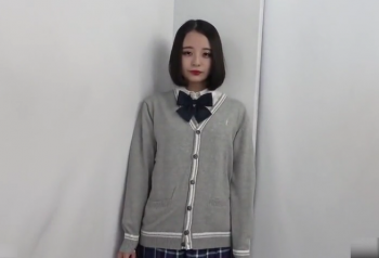 【無修正 エロ動画】 お人形さんのような無表情のパイパン制服美少女とハメ撮りの画像