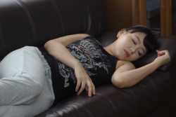 【エロ動画 素人】 自宅でお昼寝している団地妻宅に侵入してレ〇プするの画像