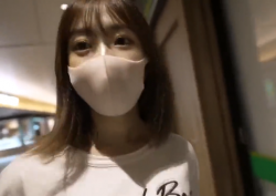【無修正 エロ動画】 マスク上からもかなり可愛いフェイスだとわかる色白ギャルとホテルでハメ撮りの画像