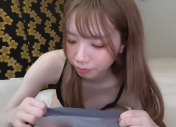 【無修正 エロ動画】 色白でスレンダーなチッパイギャルがラブホでまったりフェラチオwwの画像