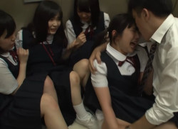 【エロ動画】 エレベーターに閉じ込められた女子校生10人と鬼畜教師の画像