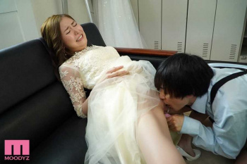 ウェディングドレスの中でクンニされる結婚式エロ画像の画像