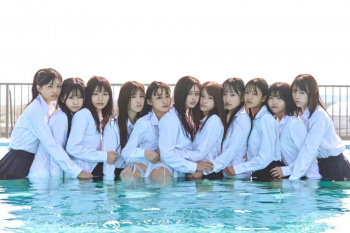 乃木坂46の5期生が紐ビキニでお尻チラリ…(※エロ画像あり)の画像