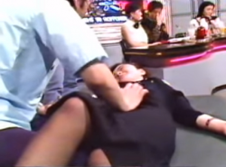 80年代の女子大生が変態マッサージ師に服の上から体をまさぐられるの画像
