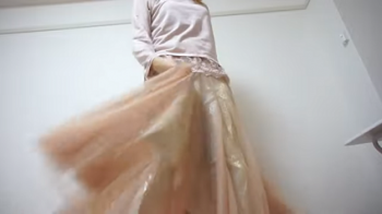 ロングスカートで足を蹴り上げてパンチラを拝ませてもらいましたの画像
