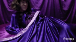 紫のサテンマントを身に着けての画像