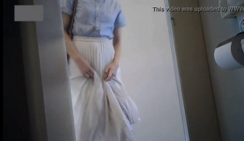 ロングスカート女性の用足し現場を盗撮の画像