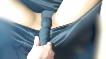 スカートの中で暴れる電マでビクンビクンの画像