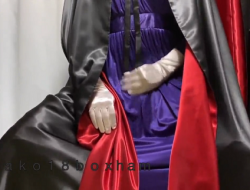 サテンマントとロングドレス二着重ね着の贅沢なトリプルコキの画像
