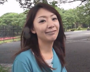 おしゃれな美人熟女のスカートを何度もめくってみるの画像