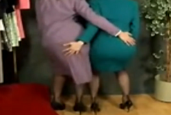 互いをまさぐり合うスーツ女性の２人の画像