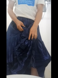 青いロングサテンプリーツスカートのAutocumの画像