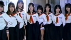 80年代映画のセーラー服女子高生のパンチラシーンの画像